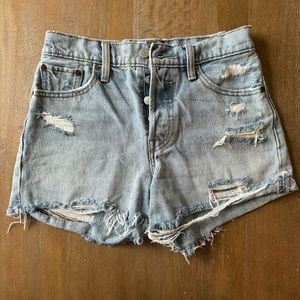 Levi’s Distressed Wedgie Short
